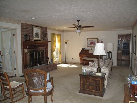 4th image of 3989 Governors Cir