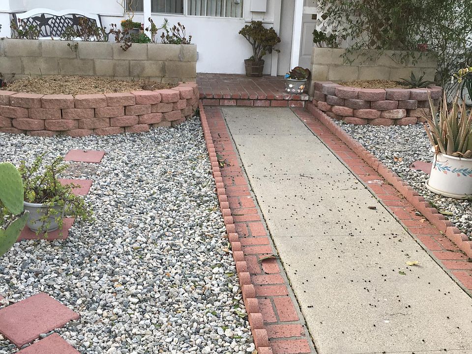 Entrance / front yard