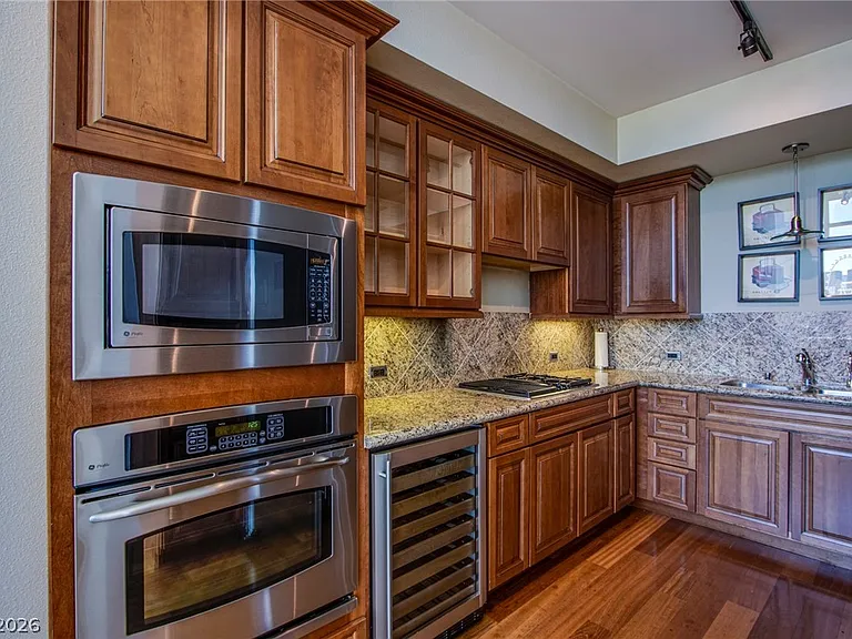 360 E Desert Inn Rd #1008 — Photo 2