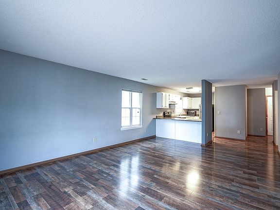 5th image of 10248 Draycott Ave