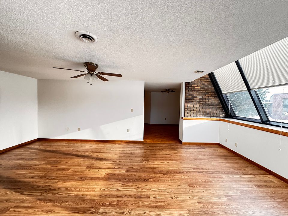 Large living room with huge wrap around windows and tiled ledges