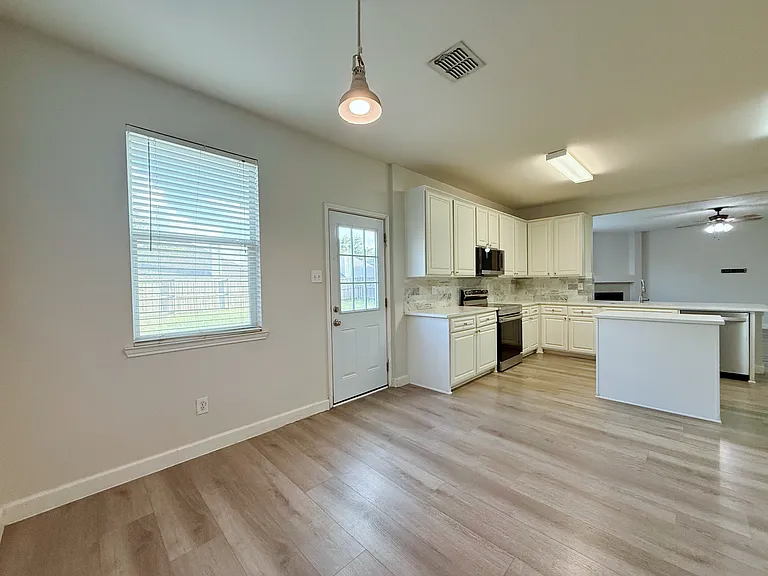 1916 Silver Leaf Dr — Photo 17