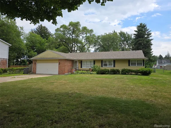 22024 Lester St, Clinton Township, MI 48035