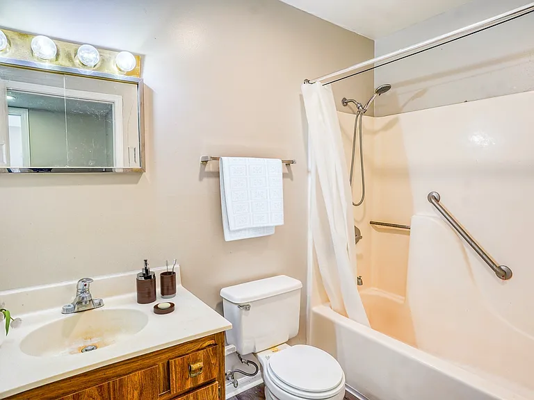 Waterford Apartments — Photo 9