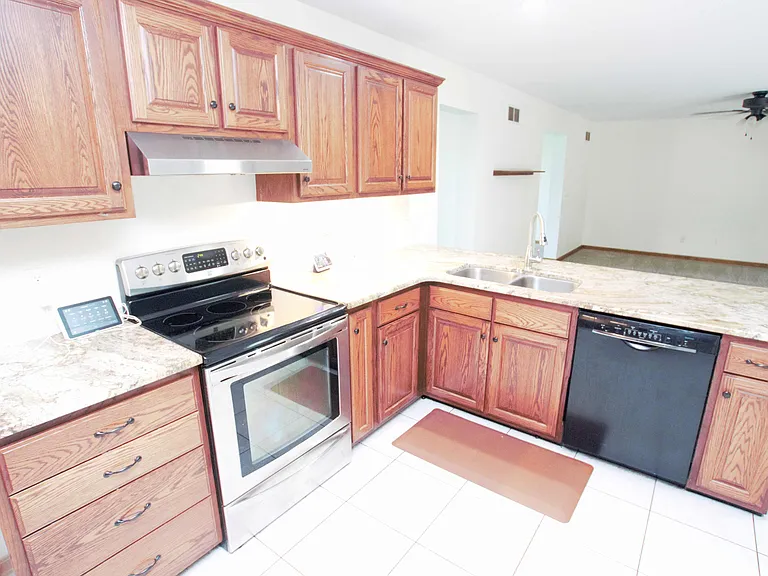 98 Thorndale Cir — Photo 12