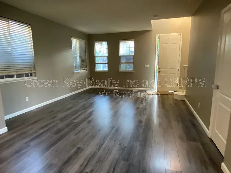 352 Goodall Dr — Photo 2