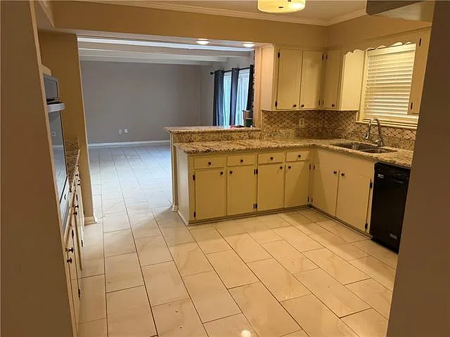 4 bed, 2.5 bath, 2350 sqft, $2,500 — Photo 4