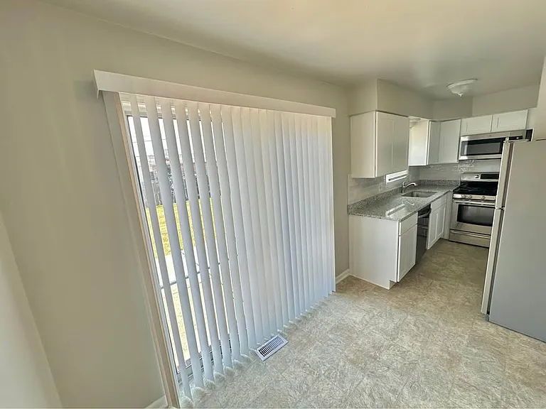 23121 Hoffman St — Photo 20