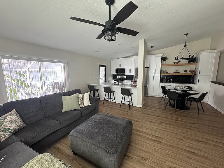 401 E Curlew Pl — Photo 4