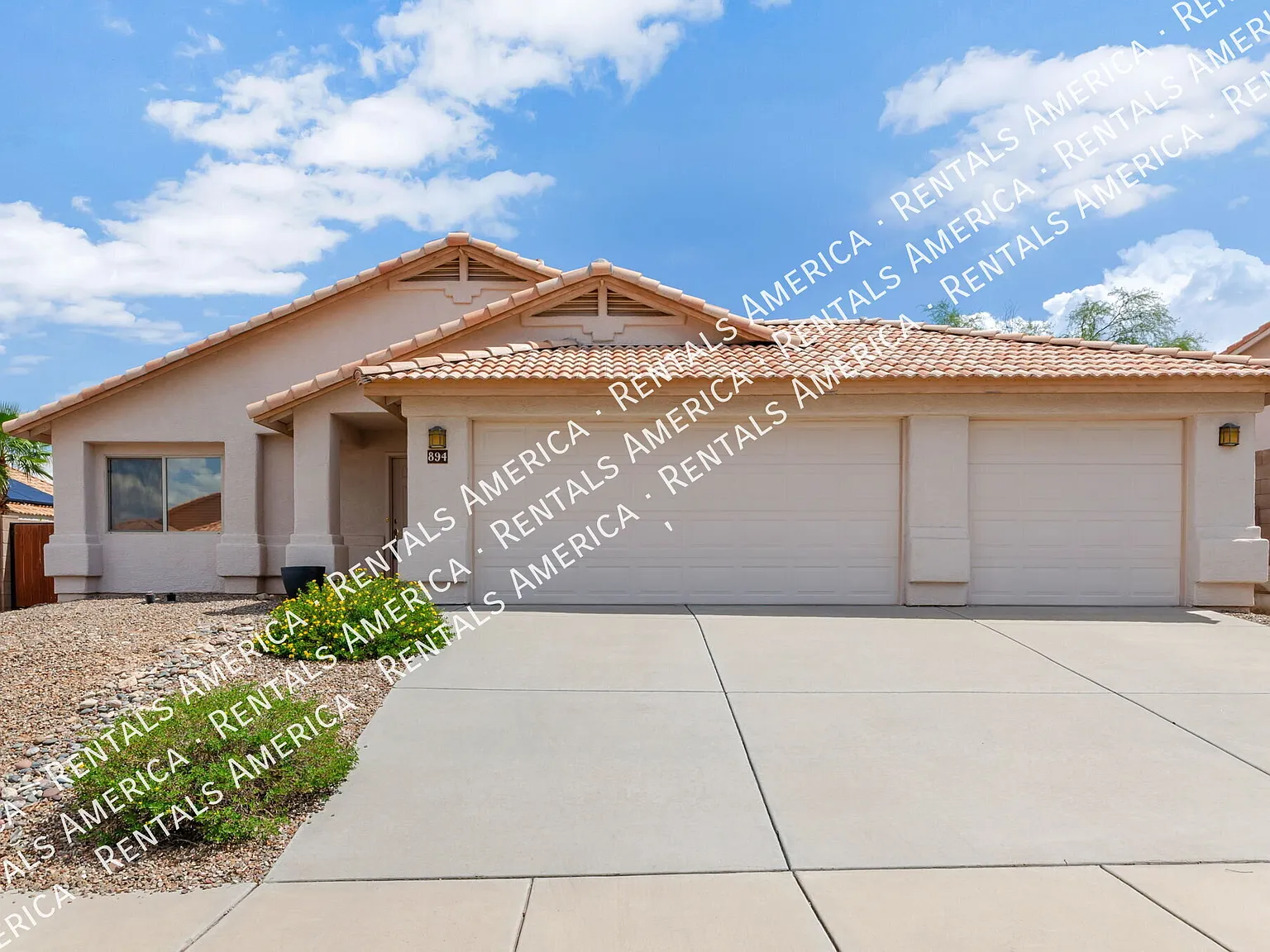Large 3 bedroom, 2 bath with large yard, 3 car garage! — Photo 2