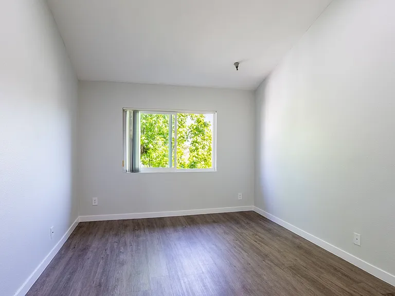 110 S Sweetzer Ave — Photo 44