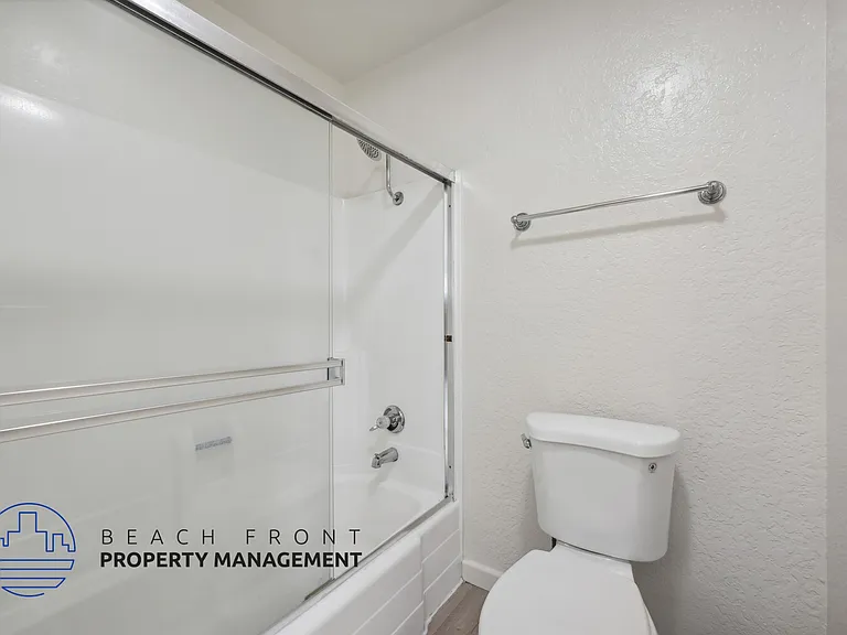 Newport Terrace Apartments — Photo 17