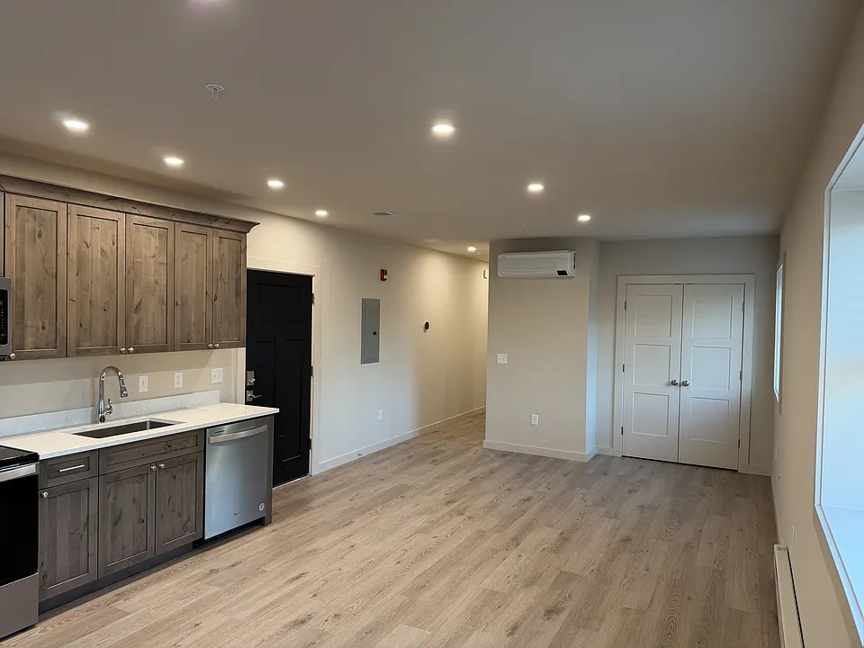 4 Laurel Hill Dr #1