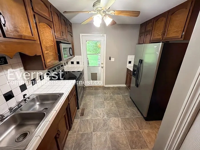 716 Brookview Dr — Photo 3