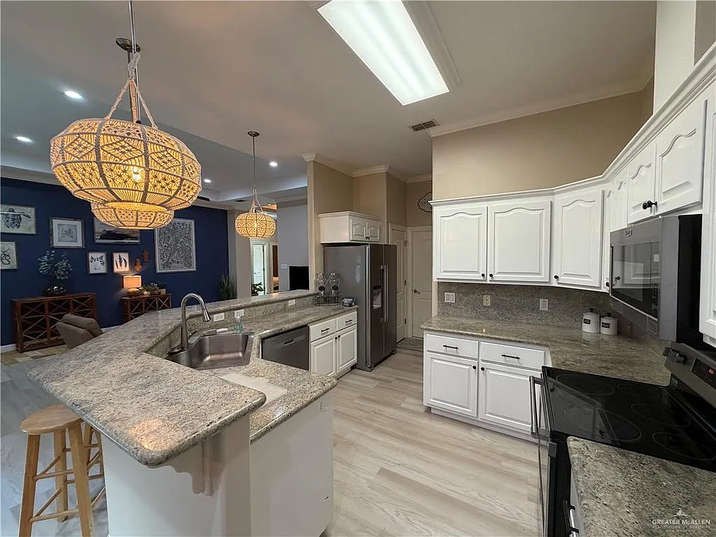 3 bed, 2.0 bath, 1672 sqft, $3,000 — Photo 4