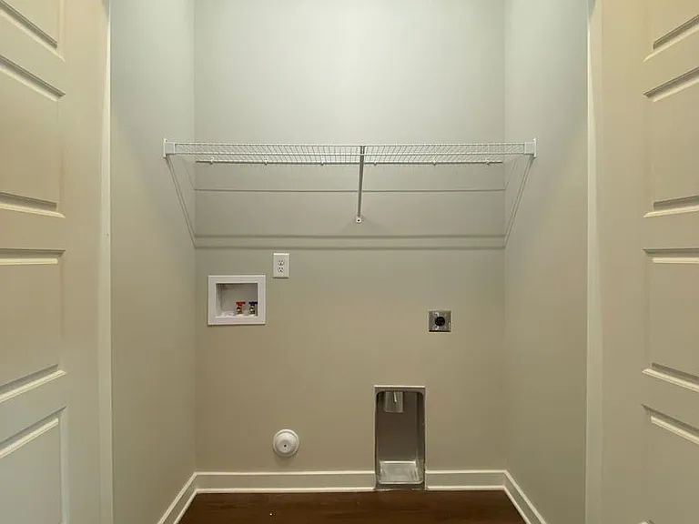 7937 Saint James Dr — Photo 32