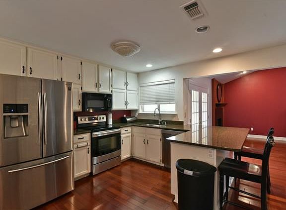 4th image of 614 Charles Ct