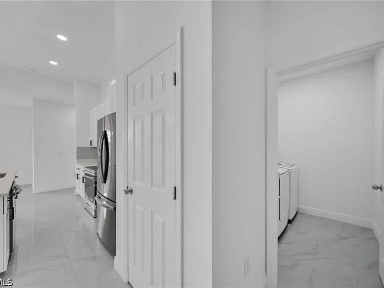 438 Poplar St — Photo 12