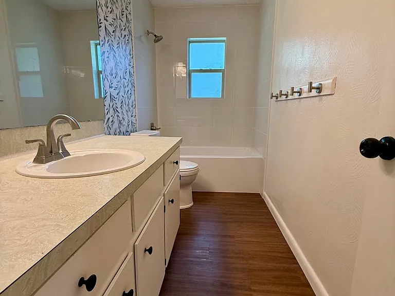 403 E Lynnwood Ln — Photo 10