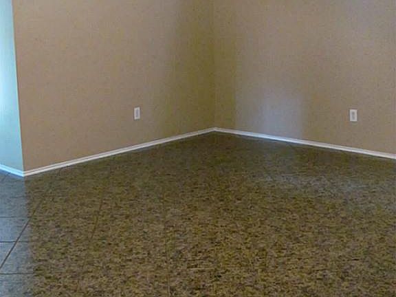 5th image of 826 Oak West Dr