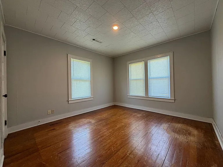 403 SW East St — Photo 10