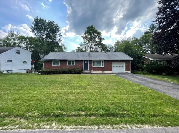 704 Pickwick Dr, Vestal, NY 13850