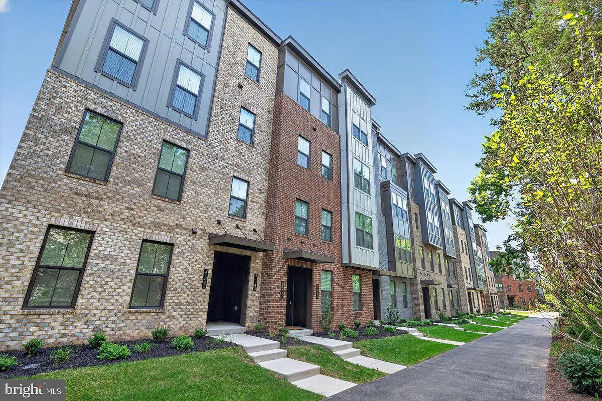 3 bed, 2.5 bath, 2501 sqft, $3,490 — Photo 2