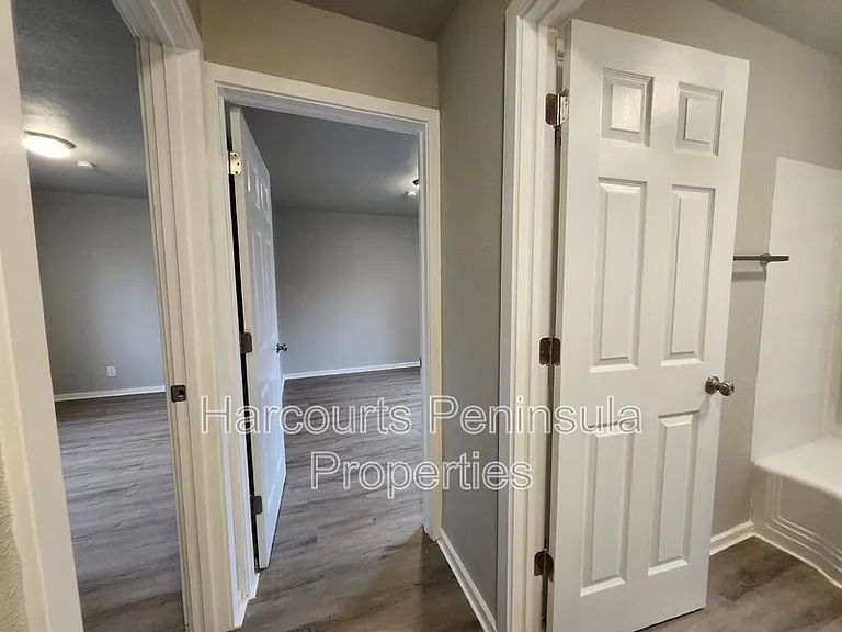 2831 NE Center St #1 — Photo 5