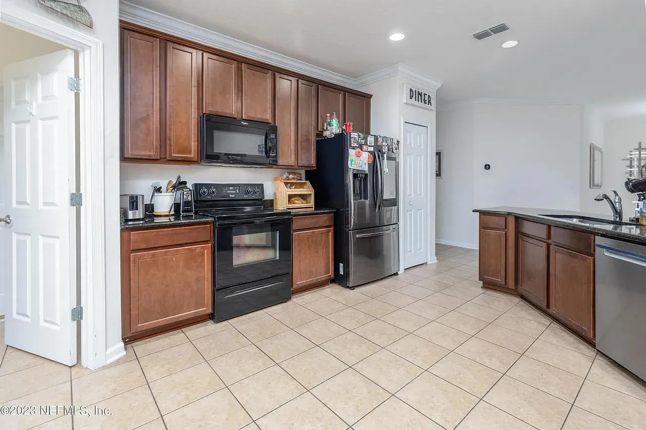 2 bed, 2.0 bath, 2453 sqft, $992 — Photo 4