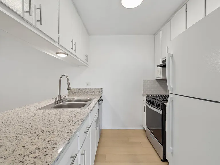 418 Sarah St #B — Photo 12