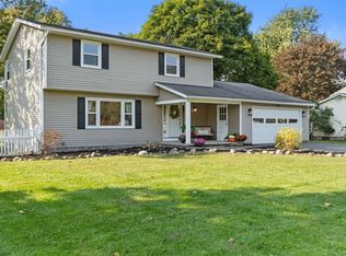 697 Shadowwood Ln, Webster, NY 14580