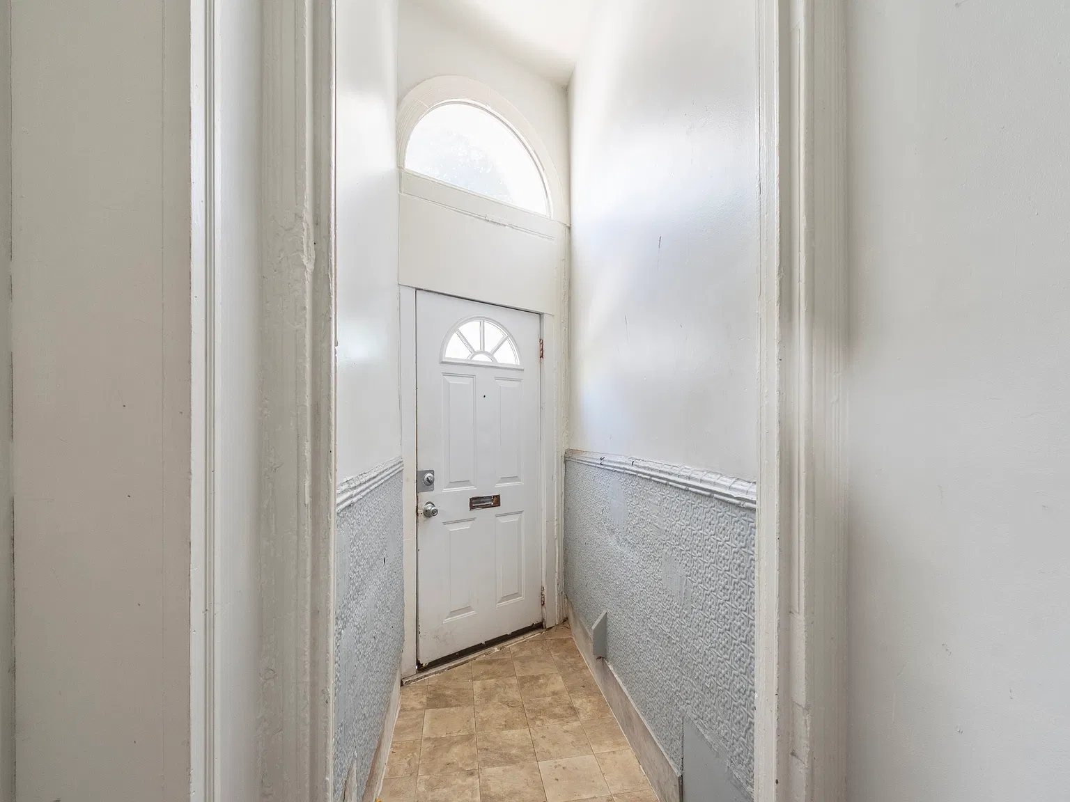 Spacious 3-Bedroom Apartment with Finished Basement & In-Unit Laundry — Photo 4