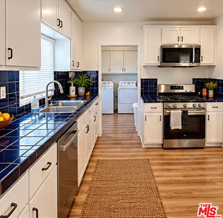 2 bed, 1.0 bath, 936 sqft, $4,000 — Photo 3