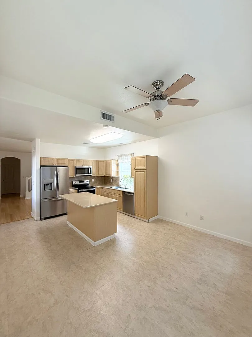 Ocean Pointe - 4 bedroom 3 bath single family house w/enclosed yard — Photo 3