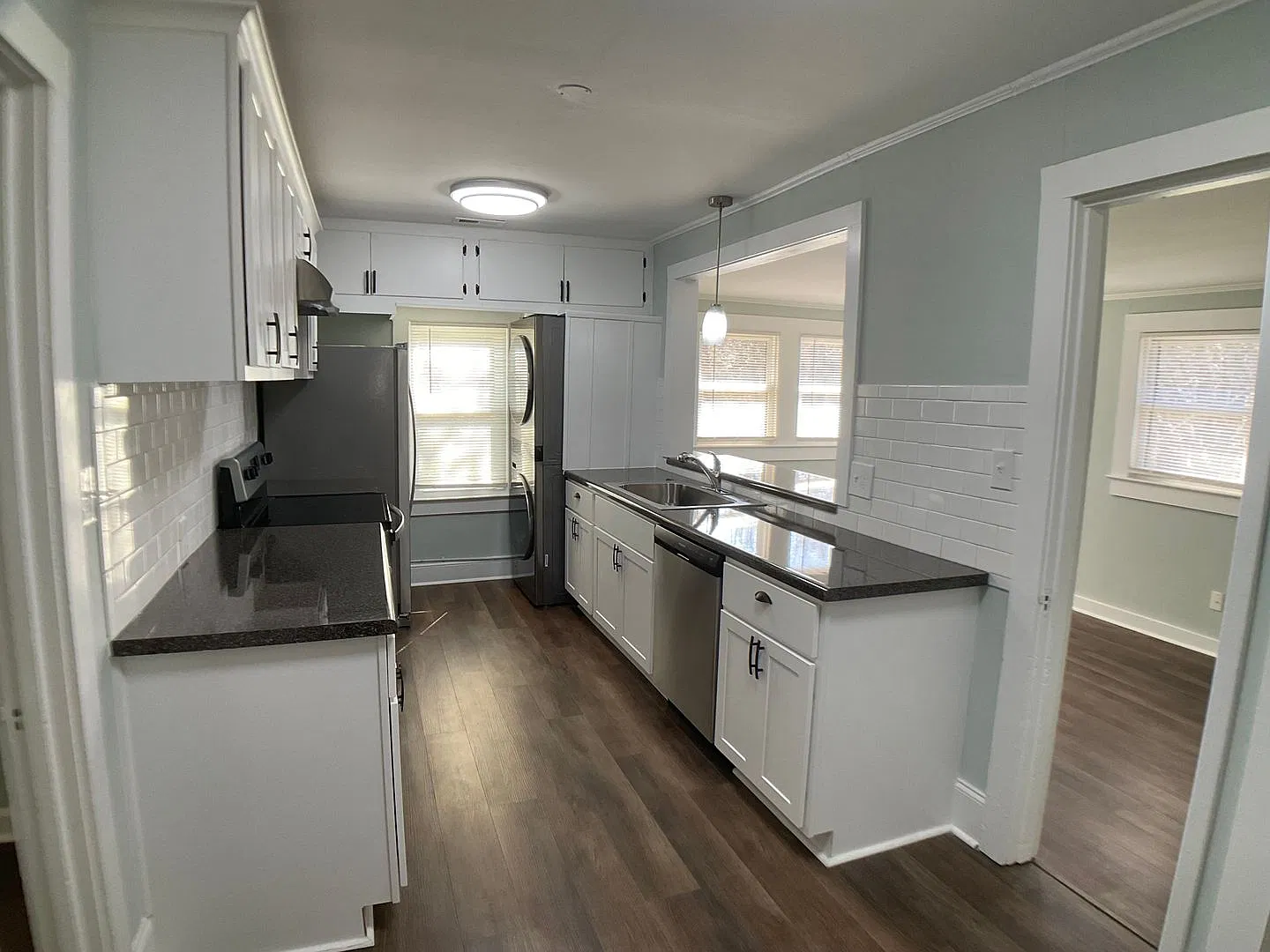 Adorable, fully renovated cottage on almost 1 Acre! — Photo 4