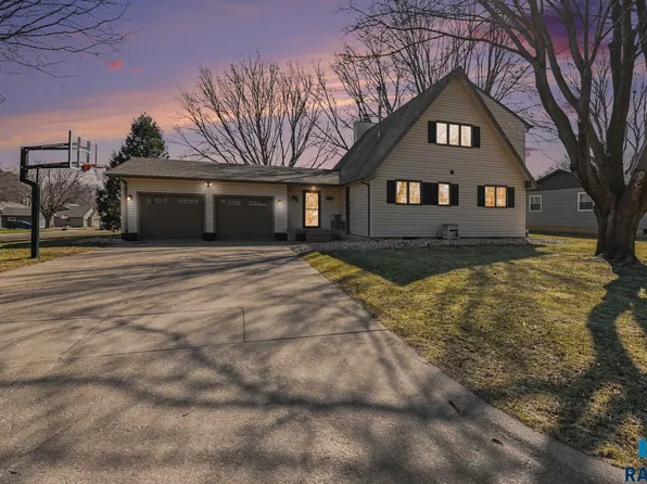 1110 Wyland Dr, Dell Rapids, SD 57022