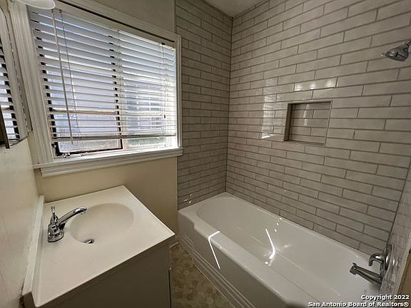 4th image of 2521 Cincinnati Ave