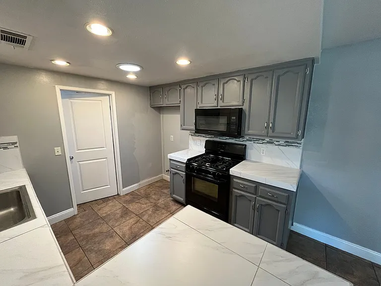 4907 W Howard Ave — Photo 6