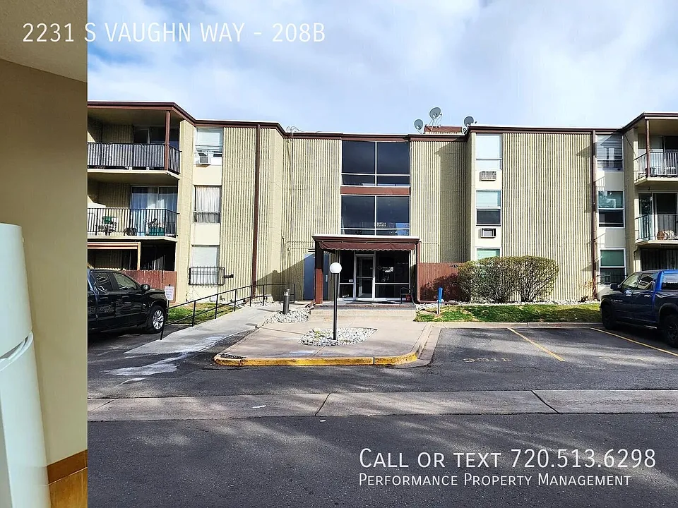2231 S Vaughn Way #208B