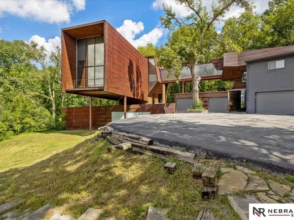 5550 McKinley St, Omaha, NE 68152