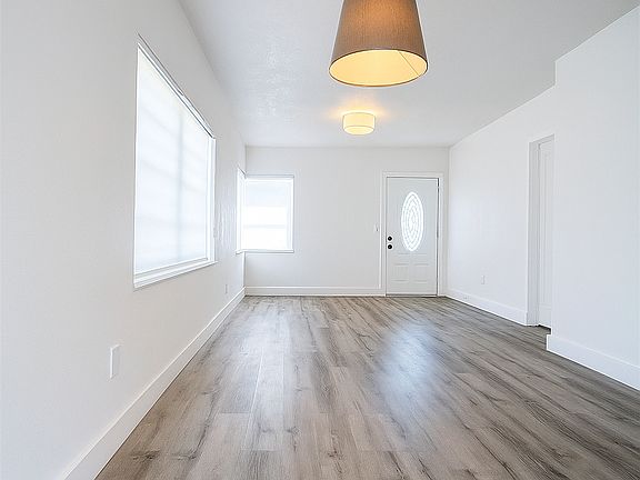 2nd image of 530 SW 16th Ave #530