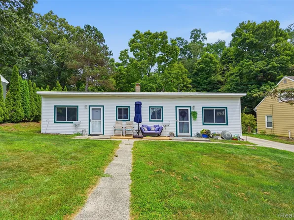 610 East St, Milford, MI 48381