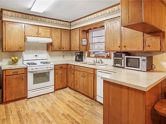 5th image of 2216 Birch St