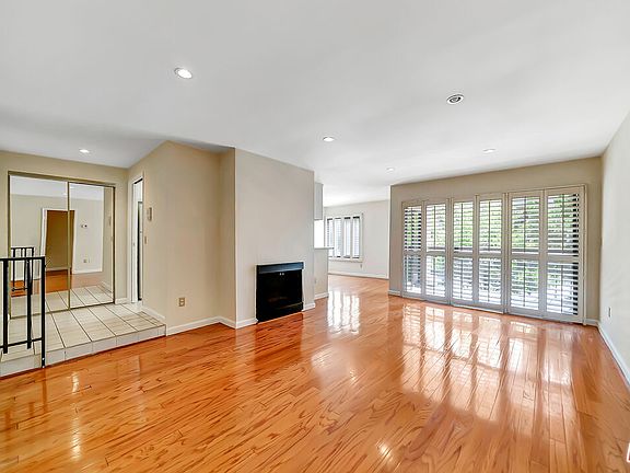 2nd image of 515 N Jackson St APT 116