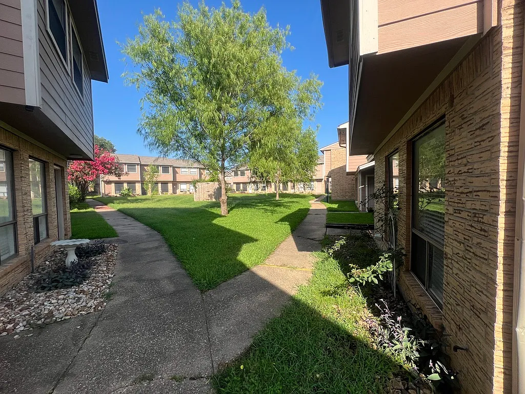 3 bed, 1444 sqft, $1,600 — Photo 2
