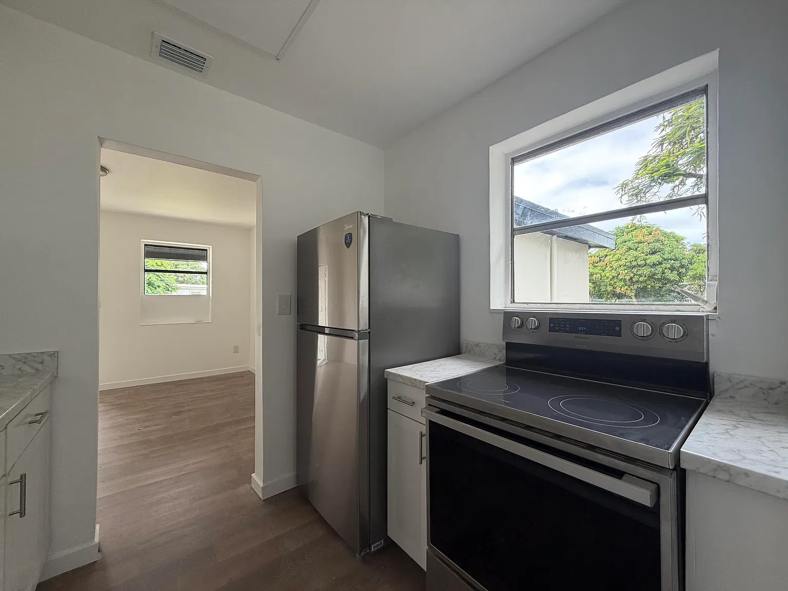 3 bed, 1.0 bath, 1100 sqft, $2,600 — Photo 4