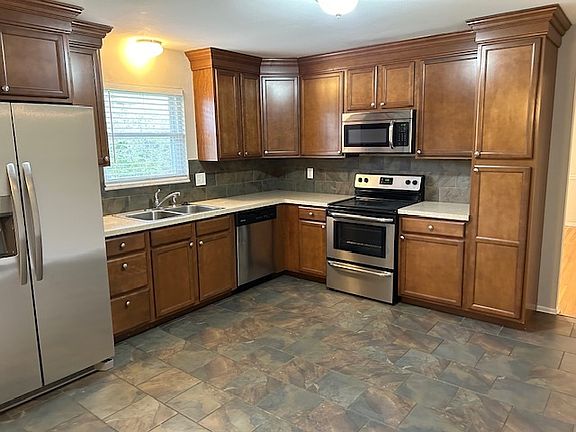 4th image of 724 Clarence Dr