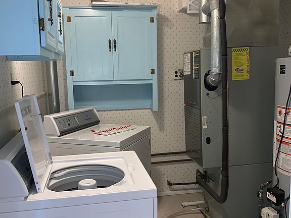 Large capacity Speed Queen deluxe washer and dryer