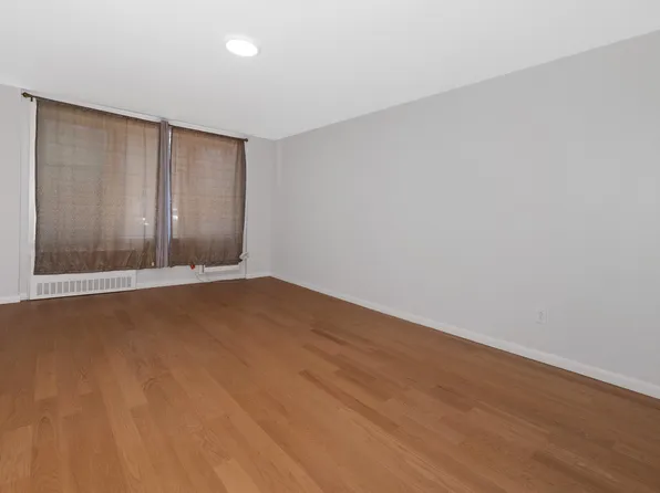 601 Kappock Street image 5 of 19