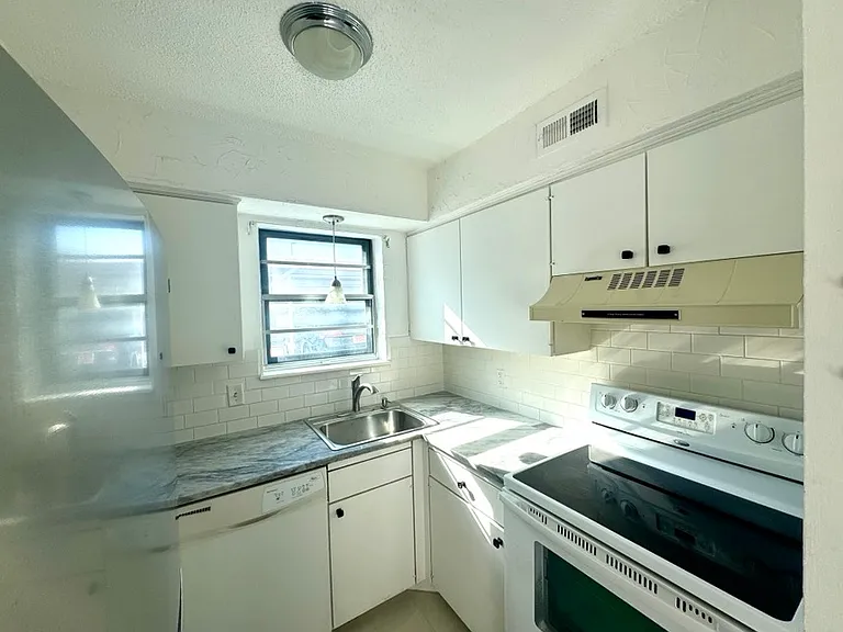 2422 E 59th Ct #4 — Photo 11